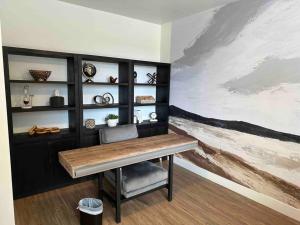 um quarto com uma mesa e uma grande pintura na parede em Spacious TH w/ Firepit, Mountain Views & Garage em Denver