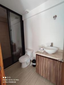 La salle de bains est pourvue de toilettes et d'un lavabo. dans l'établissement Espectacular depa en Cholula, puebla 103 A, à Cholula