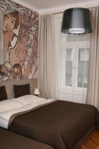 Un dormitorio con una cama grande y una ventana en Hotel Klara, en Praga