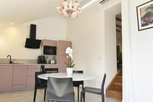 a kitchen and dining room with a table and chairs at Chez Pierre dans le centre de Brive in Brive-la-Gaillarde