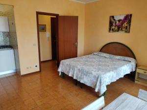 1 dormitorio con 2 camas en una habitación en Il Poggio 3A monolocale, en San Bartolomeo al Mare