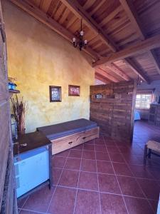 um quarto com um banco no meio de um quarto em Cabañas Jassí em Querétaro