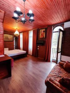 een woonkamer met een bank en een bed erin bij Chateau Chikovani in Gordi