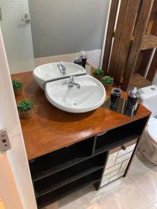 baño con lavabo blanco en una encimera de madera en Apartamento Júnior, en Canela