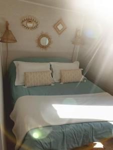 カルサック・アイヤックにあるNuit d'Amour - Chalet cocooningchauffé/climatiséのベッドルーム(枕、鏡付きのベッド1台付)
