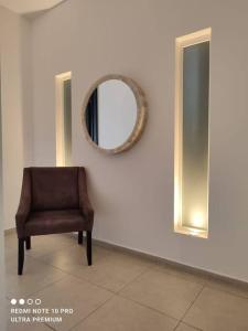 een stoel in een kamer met een spiegel bij Departamento nuevo en Cholula, Puebla 111 in Cholula