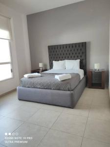 een slaapkamer met een groot bed in een kamer bij Departamento nuevo en Cholula, Puebla 111 in Cholula