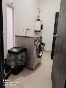 een wasmachine en droger in een kamer bij Departamento nuevo en Cholula, Puebla 111 in Cholula