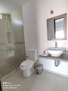 een badkamer met een toilet, een wastafel en een douche bij Departamento nuevo en Cholula, Puebla 111 in Cholula