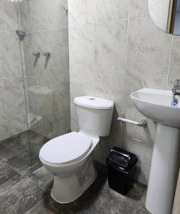 Koupelna v ubytování hotel medellin calasanz