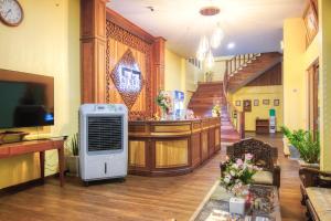 una hall con bar in un edificio di Nonnee Lampang Hotel a Lampang