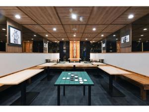大阪市にあるOKINI HOTEL namba - Vacation STAY 40741vの緑のテーブルが並ぶ部屋