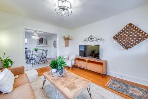 ファームビルにあるCharming Virginia Retreat with Covered Porch and Yard!のソファとテーブルのあるリビングルーム