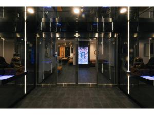 - Vistas a una habitación con puertas de cristal y una pantalla en OKINI HOTEL namba - Vacation STAY 40741v en Osaka