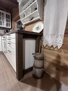 een keuken met een aanrecht met een vat erin bij Trainiškio pirkia in Ginučiai
