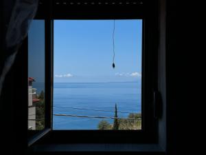 una ventana con vistas al océano en Liza's, en Lukovë