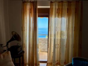 1 dormitorio con ventana y vistas al océano en Liza's, en Lukovë