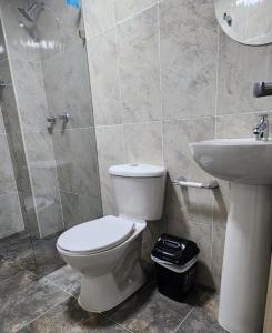 Koupelna v ubytování hotel medellin calasanz