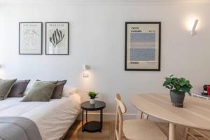 a bedroom with a bed and a table and a table and chairs at Moderno Estudio Junto al Metro República HOM in Santiago