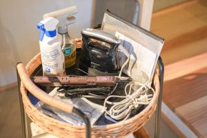 una cesta con secador de pelo y otros artículos en Iyasaka - Vacation STAY 15993, en Asuka