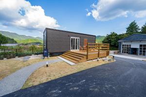 une petite maison avec une terrasse couverte et une terrasse dans l'établissement Class Besso Ise - Vacation STAY 61656v, à Iseji
