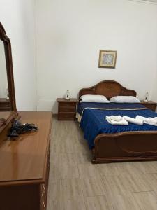 - une chambre avec un lit, une commode et un bureau dans l'établissement Casa Lucia, à Noha