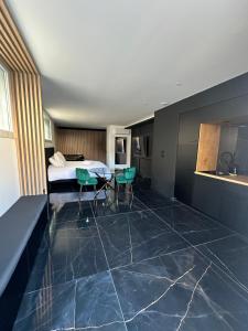 una habitación con una cama, una mesa y sillas en Luxury Living Martigues, en Martigues