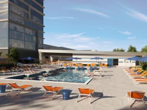 una piscina de hotel con sillas y sombrillas en Terre Haute Casino Resort, en Terre Haute