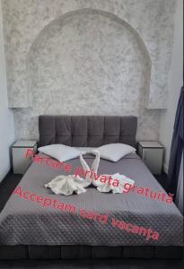 - une chambre avec un lit et un mur en pierre dans l'établissement Hotel AMA WORLD, à Constanţa