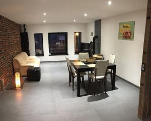 Χώρος καθιστικού στο Duplex style industriel à deux pas de la Place