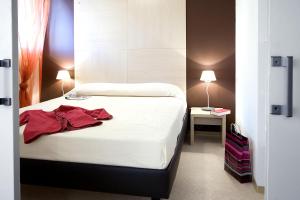een slaapkamer met een bed met een rood shirt erop bij Villa Bellagio Euromedecine by Popinns in Montpellier
