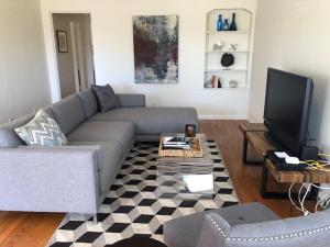 a living room with a couch and a tv at 1 bedroom house in Beverlywood/Carthay Square in Los Angeles