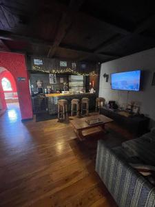 een woonkamer met een bank en een tafel bij El Molino in Bariloche