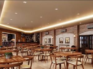 una sala da pranzo con tavoli e sedie in legno di Apto - Enjoy Water Park São Pedro a São Pedro