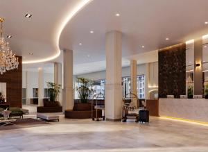 una hall con sedie e lampadario a braccio in un edificio di Apto - Enjoy Water Park São Pedro a São Pedro