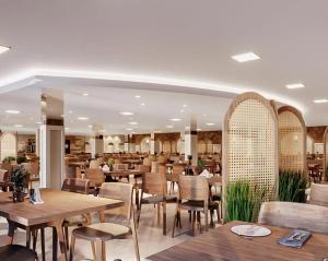 un ristorante con tavoli e sedie in legno in un ristorante di Apto - Enjoy Water Park São Pedro a São Pedro