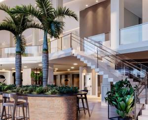 una hall con palme e una scala di Apto - Enjoy Water Park São Pedro a São Pedro