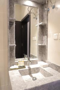 un bagno con lavandino e un grande specchio di HOLIDAy فاملي الطائف a Taif Altre 21 foto