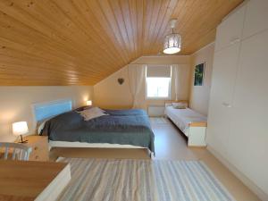 羅瓦涅米的住宿－Perinnetalo Taimela / Heritage House Taimela -homestay，一间卧室设有一张木天花板床。