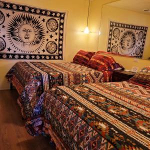 Postel nebo postele na pokoji v ubytování Stargazing Retreats Homestay