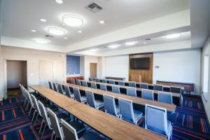 una sala de conferencias con una larga mesa de madera y sillas en Hampton Inn & Suites Abilene I-20, en Abilene