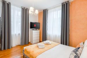 ミラノにある"Suite Elegance Brera"のベッドルーム(ベッド1台、テレビ、カーテン付) +39枚の写真