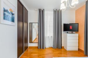 ミラノにある"Suite Elegance Brera"のリビングルーム(テレビ、鏡付)