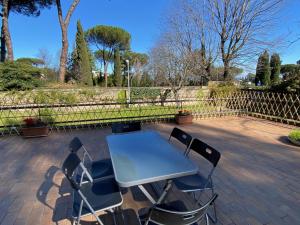 einen Tisch und Stühle auf einer Terrasse in der Unterkunft Camilluccia Dream Apartment in Rom