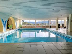 a large swimming pool in a building at Feldbergblick mit Schwimmbad und Sauna in Lenzkirch