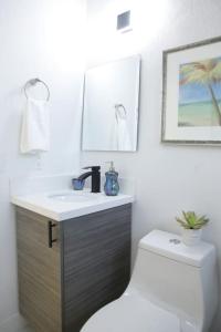 bagno con servizi igienici bianchi e lavandino di Apt 5 Miami Designer Apartment in the Upper East-Side a Miami