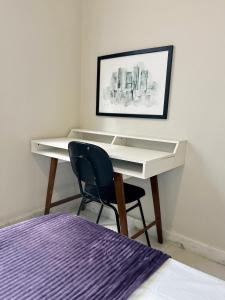 a desk in a room with a chair and a bed at LK GRAJAÚ 1 in Belo Horizonte