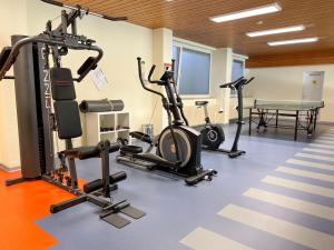 um ginásio com várias bicicletas de exercício e uma mesa em Feldbergblick mit Schwimmbad und Sauna em Lenzkirch
