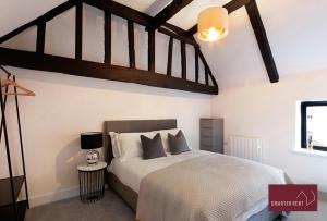 ein Schlafzimmer mit einem großen Bett in einem Zimmer in der Unterkunft Modern 3 Bedroom Apartment - Wokingham in Wokingham