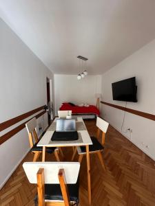 Habitación con mesa, sillas y cama en Cosmopolitan Laprida - Studio in Recoleta en Buenos Aires